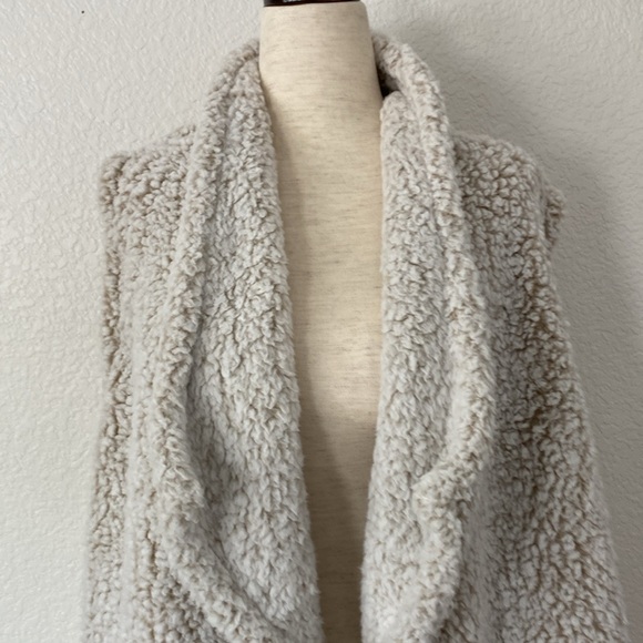 Eddie Bauer Cream Sherpa Open Vest Size Large - Picture 3 of 8
